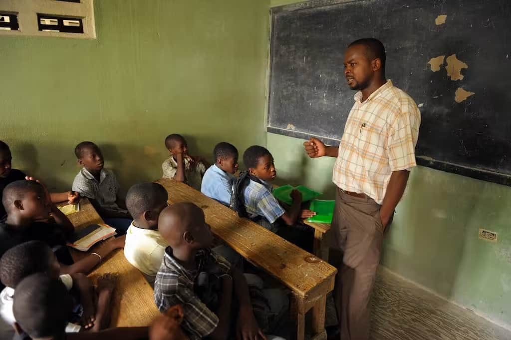 Ein Lehrer in einem Klassenzimmer in Haiti.