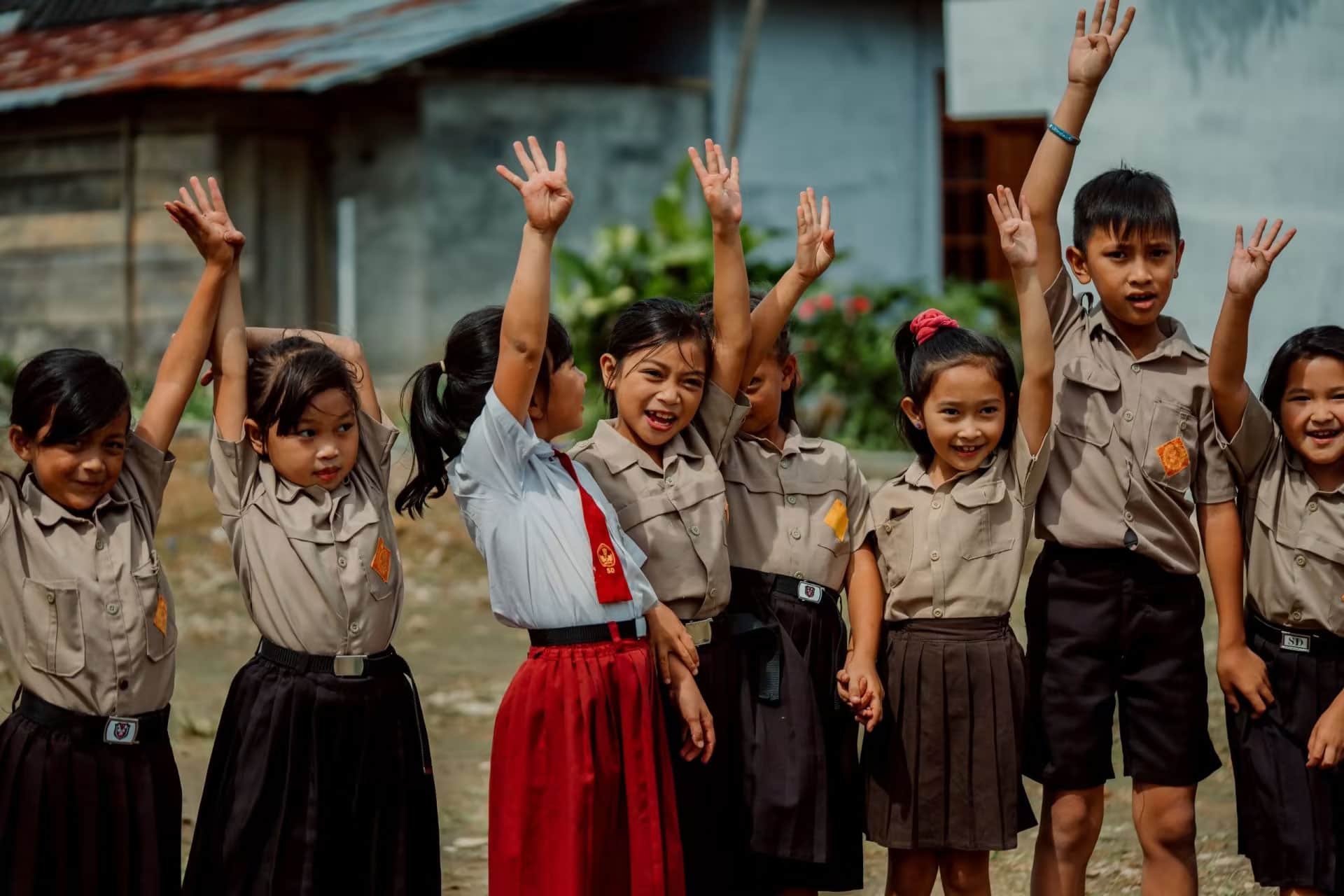 Patenschaft - eine Gruppe von Kindern aus Indonesien vor einem Compassion-Kinderzentrum