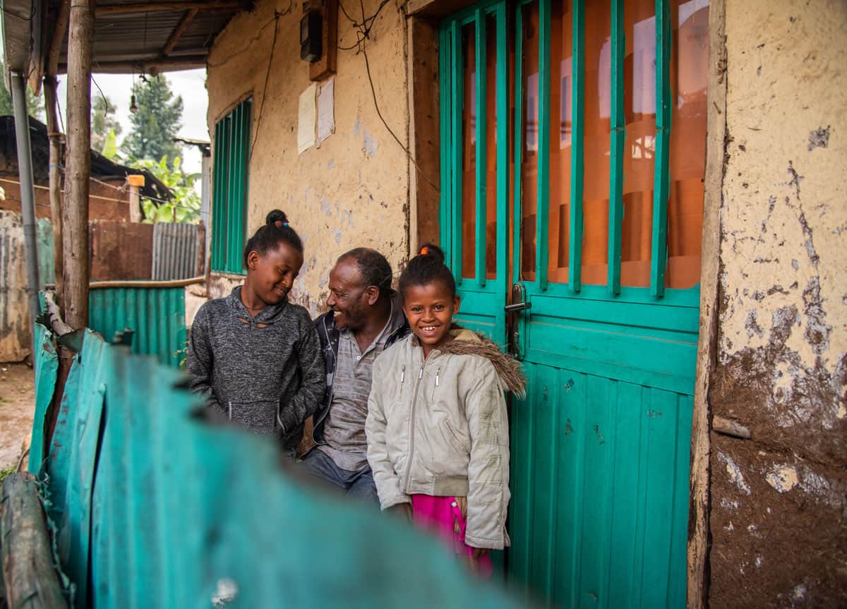 Survie : un papa et ses deux filles jumelles en Ethiopie