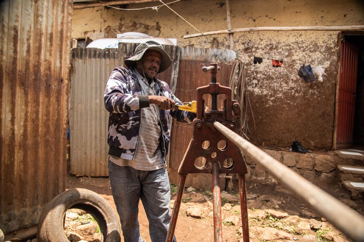 Survie : un papa apprend le métier de plombier en Ethiopie