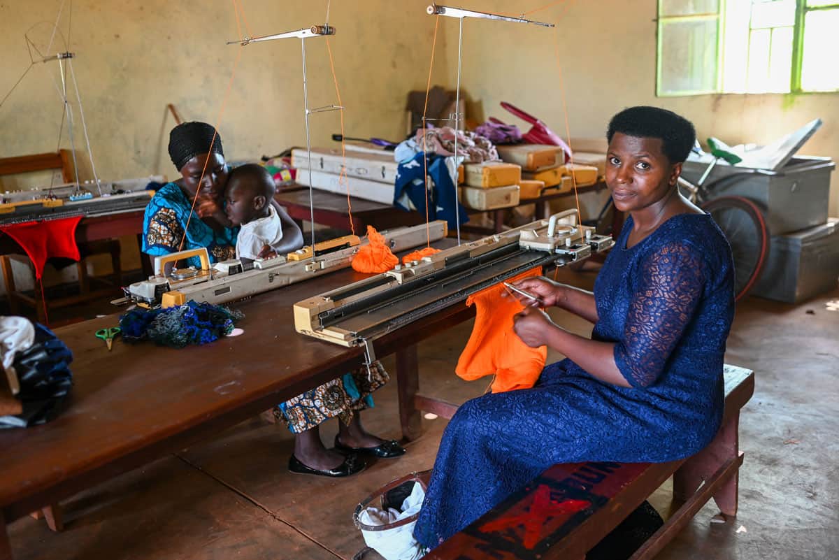 Lavoro - Una donna in Ruanda impara a lavorare a maglia per ottenere una formazione professionale