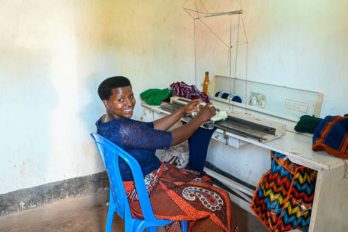 Lavoro - Una madre in Ruanda può lavorare da casa grazie al lavoro a maglia