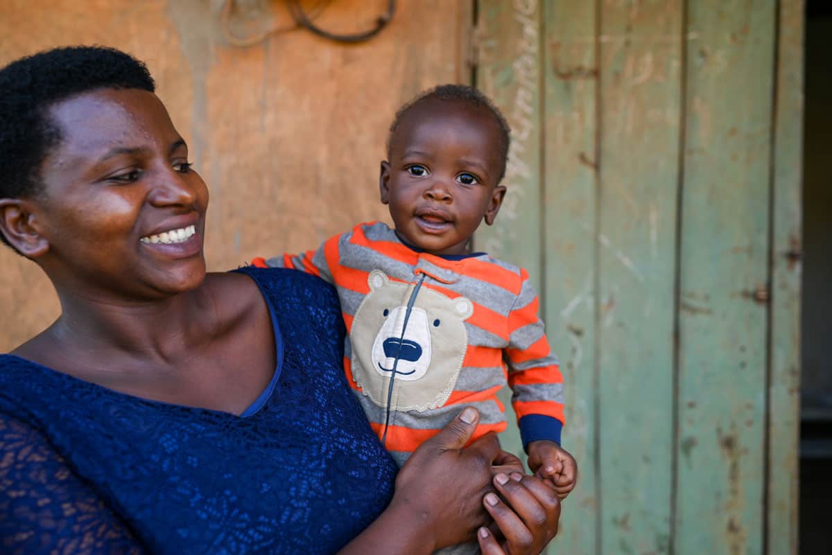 Una madre in Ruanda tiene in braccio suo figlio