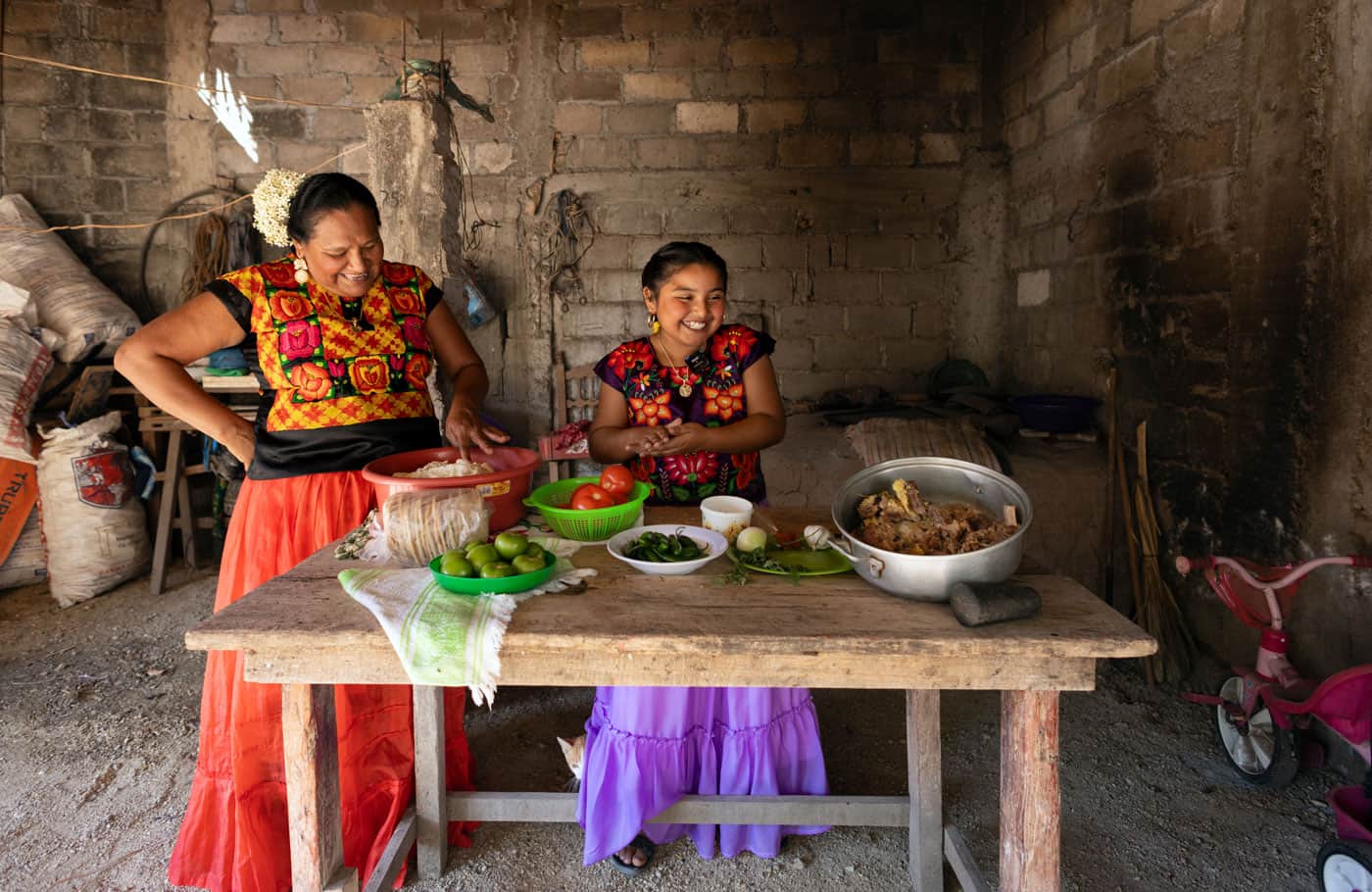 Une famille du Mexique devant une table avec de la nourriture
