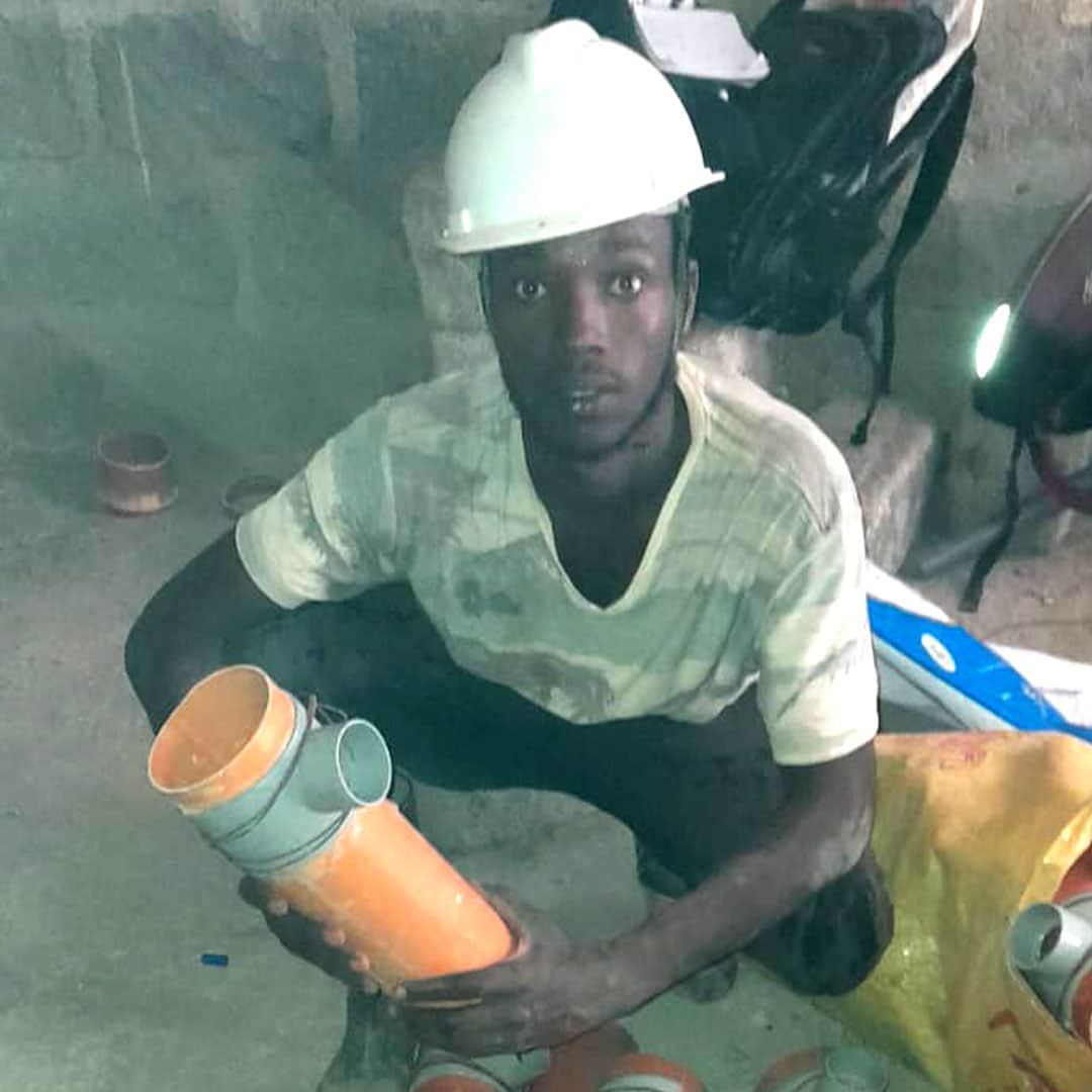 Formation: Mathayo participe à une formation de plombier avec l'aide de Compassion