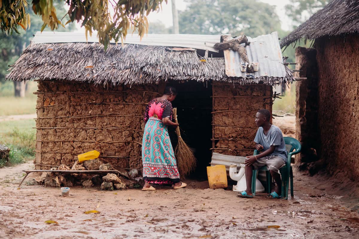 Dono: Davis e sua madre nel cortile della loro casa a Mombasa, in Kenya