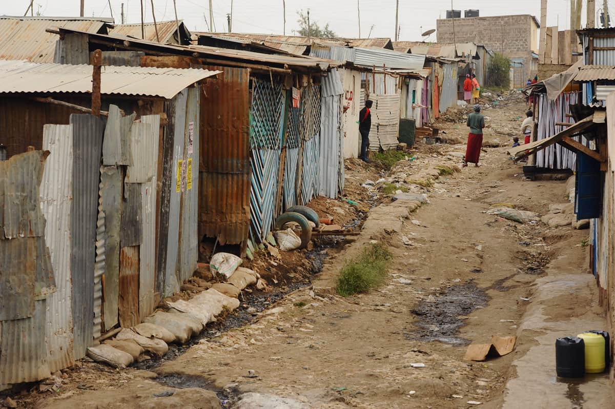 Menschenhandel - Eine Strasse in einem Slum in Nairobi, Kenia.
