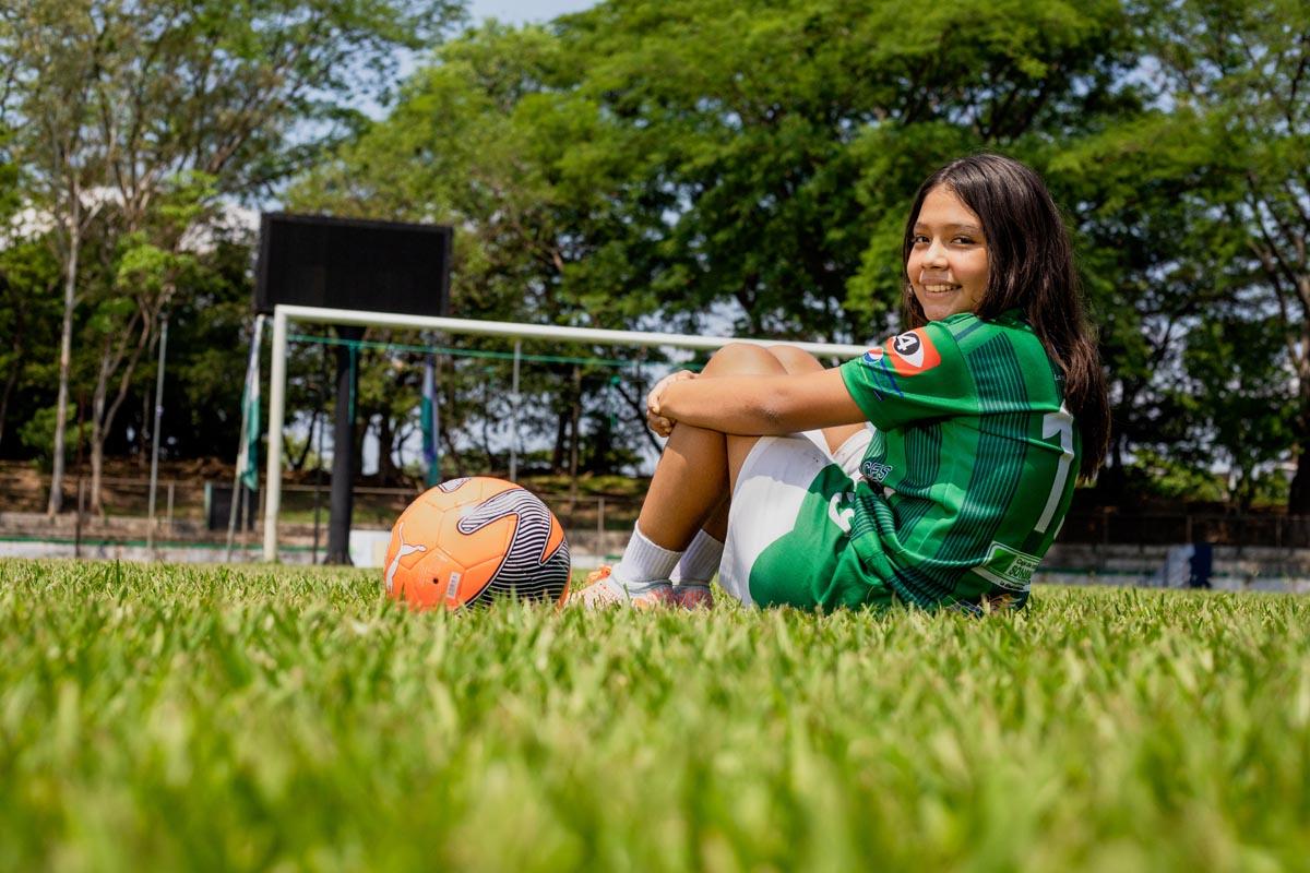 Karla ha un talento per il calcio. Il suo allenatore, Coach Jesus, la aiuta a sviluppare questo talento nel club sportivo del centro Compassion.
