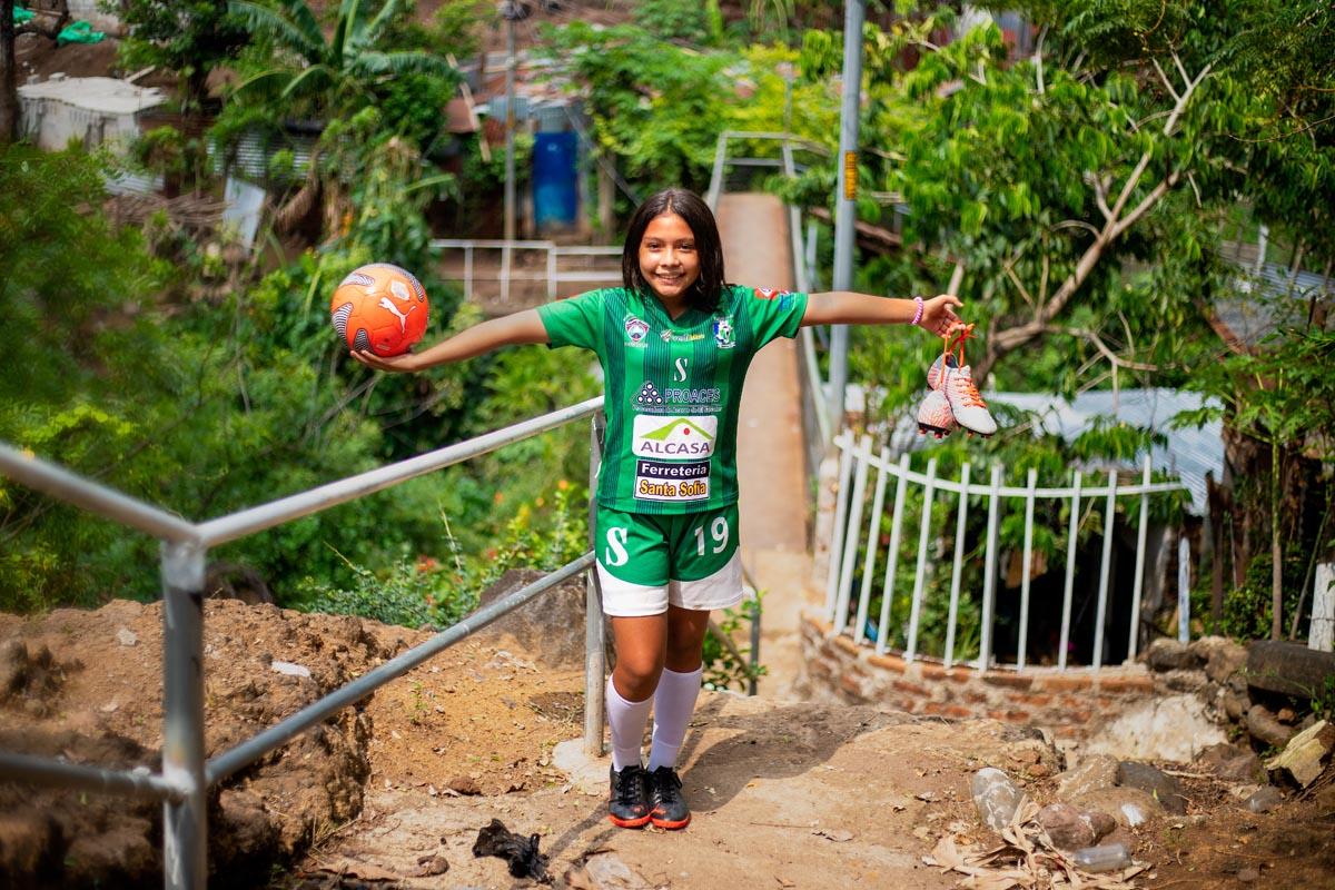 Karla, una bambina sostenuta da Compassion, sogna di diventare un giorno una calciatrice professionista nel suo Paese, l’El Salvador.