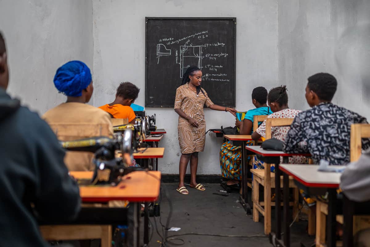 Entrepreneure : Fondatrice de l'entreprise sociale Saye Company, elle forme, sensibilise et accompagne les jeunes filles et mères adolescentes du Rwanda vers l'autonomie.